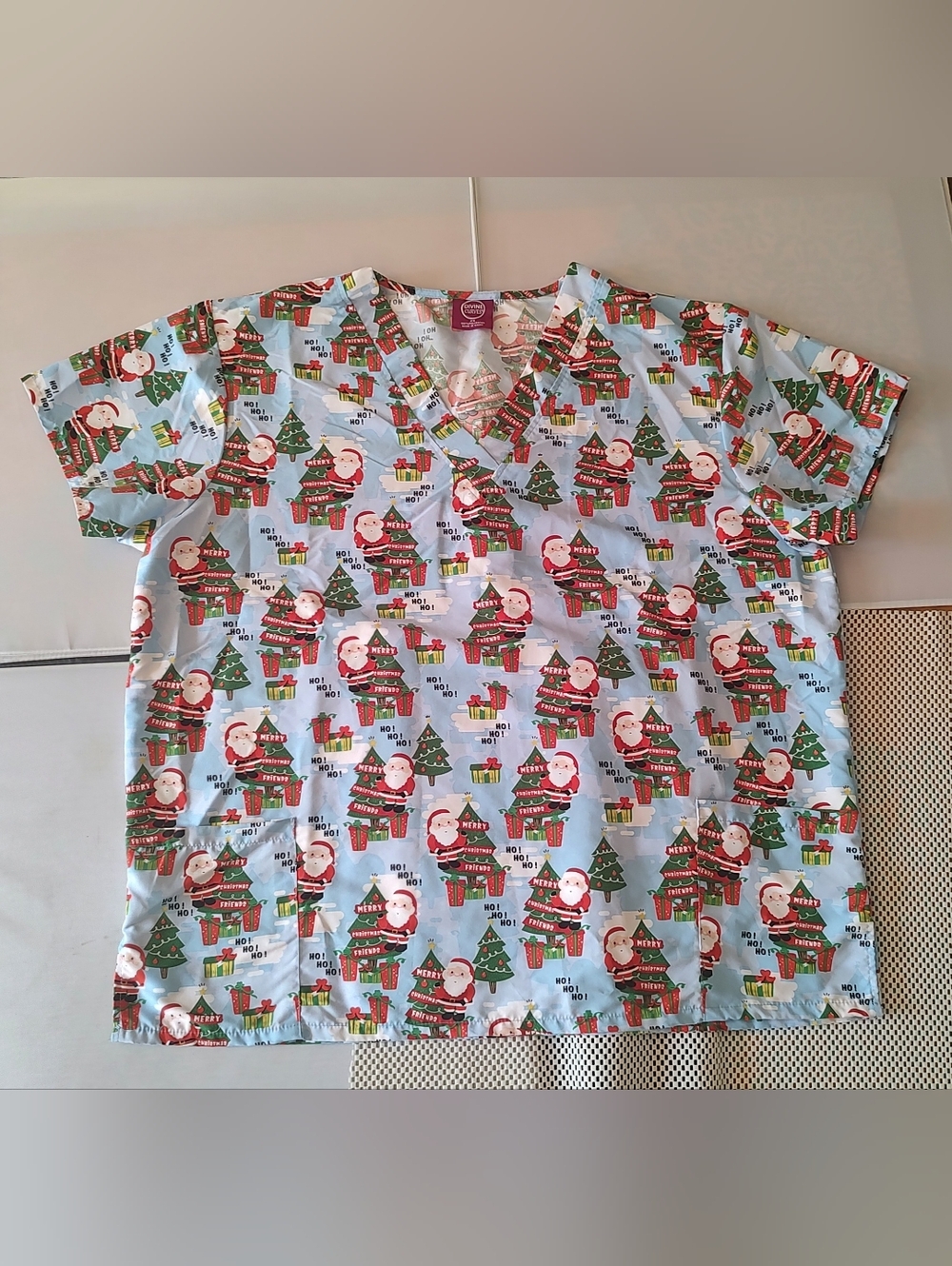 Divine Curves Women's Size 2X Christmas Scrub Top Gently Used V-neck Santa Tree